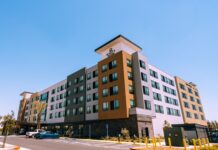 La habitación de hotel, el nuevo santuario del viajero de negocios El estudio de Hyatt revela que el descanso, la privacidad y la conectividad pesan tanto como la ubicación. Para República Dominicana, la tendencia abre una oportunidad en el segmento corporativo y bleisure, pero también expone retos de servicio y consistencia. Vista del Hotel Exterior Parking Lot. Foto Hyatt Corporation,