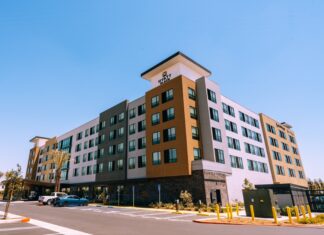 La habitación de hotel, el nuevo santuario del viajero de negocios El estudio de Hyatt revela que el descanso, la privacidad y la conectividad pesan tanto como la ubicación. Para República Dominicana, la tendencia abre una oportunidad en el segmento corporativo y bleisure, pero también expone retos de servicio y consistencia. Vista del Hotel Exterior Parking Lot. Foto Hyatt Corporation,