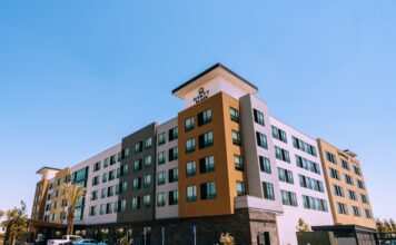 La habitación de hotel, el nuevo santuario del viajero de negocios El estudio de Hyatt revela que el descanso, la privacidad y la conectividad pesan tanto como la ubicación. Para República Dominicana, la tendencia abre una oportunidad en el segmento corporativo y bleisure, pero también expone retos de servicio y consistencia. Vista del Hotel Exterior Parking Lot. Foto Hyatt Corporation,