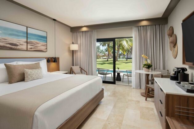 Cama king size con jard&iacute;n y acceso directo a la piscina en Hyatt Vivid Punta-Cana Vantage Club Deluxe