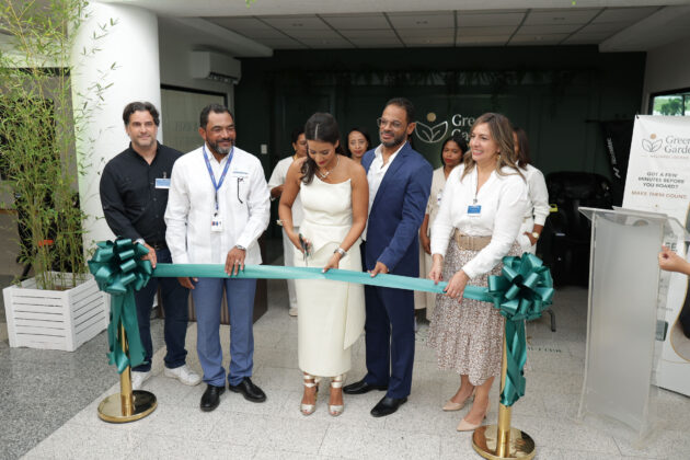 (Izq-Der) Genaro Cid, Carlos Rodoli Conde,Raysa Perrone, Alex Zamor y Mileyka Brugal.
