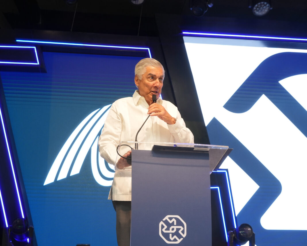 Juan Bancalari, presidente de Asonahores, habla durante la exposición comercial del gremio hotelero en Punta Cana.