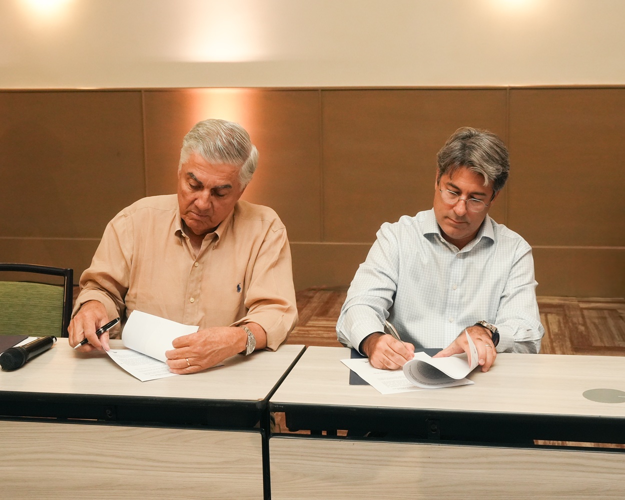 Momento de la firma del convenio entre Asonahores y Travegali para impulsar el turismo sostenible en República Dominicana. Foto: Asonahores