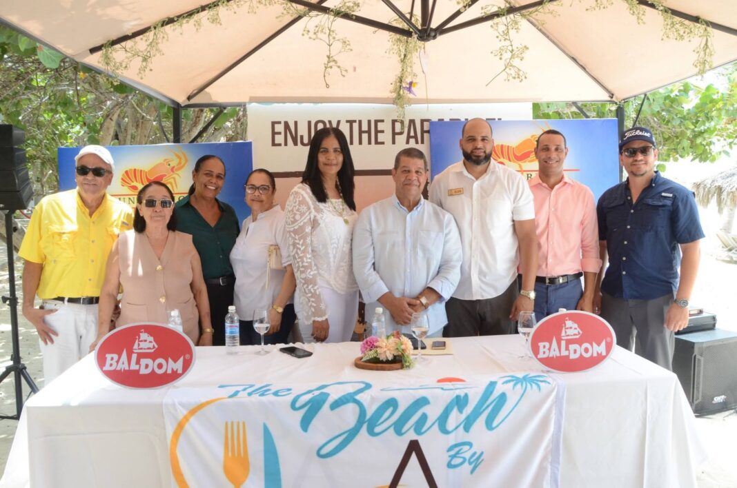 Juan Bautista Bisonó, presidente de la Asociación para el Desarrollo de Punta Rucia (ADEPUR) y Miriam Cruz García, prersidenta del Festival de la Langosta junto al equipo responsable del evento.