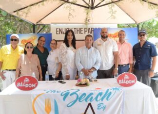 Octubre es de Punta Rucia: la langosta, el merengue y el mar se dan cita en el litoral de Puerto Plata Juan Bautista Bisonó, presidente de la Asociación para el Desarrollo de Punta Rucia (ADEPUR) y Miriam Cruz García, prersidenta del Festival de la Langosta junto al equipo responsable del evento.
