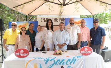Octubre es de Punta Rucia: la langosta, el merengue y el mar se dan cita en el litoral de Puerto Plata Juan Bautista Bisonó, presidente de la Asociación para el Desarrollo de Punta Rucia (ADEPUR) y Miriam Cruz García, prersidenta del Festival de la Langosta junto al equipo responsable del evento.