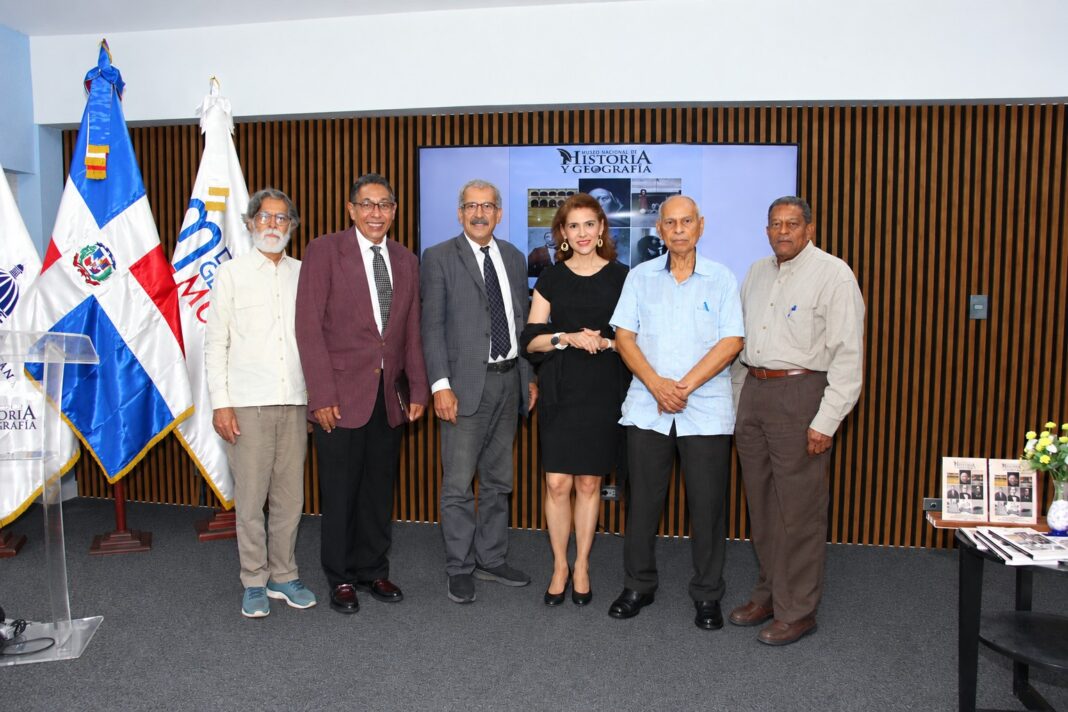 Kin Sánchez, Aquiles Julián, José Guerrero, Mónica Gutiérrez, Fernando Pérez Memén y Manuel Otilio Pérez en la presentación del libro Conferencias
