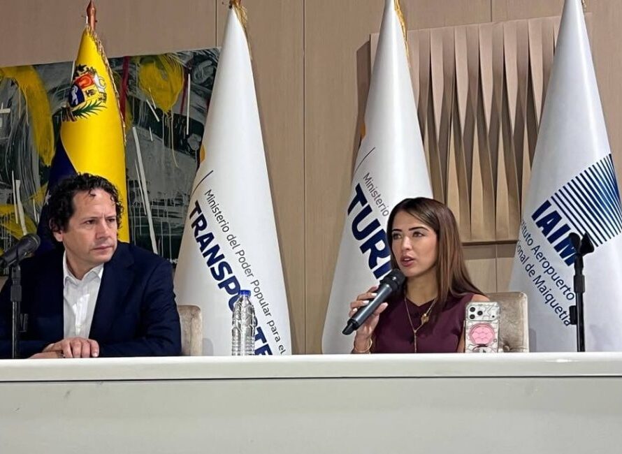 Los ministros de Transporte Francisco Garcés y de Turismo Daniella Cabello de Venezuela, durante el encuentro con la prensa en Caracas.