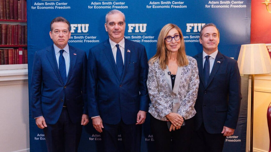 Al presentar el país al empresariado estadounidense Abinader dijo que el país socio estratégico es Estados Unidos, indicando que sobre ello “no hay ninguna duda”, para señalar que también es el único país de Latinoamérica sin deuda pública con China le permite a República Dominicana mantener “una independencia especial”.