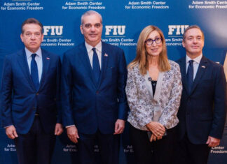 Presidente Luis Abinader presentó el país ante empresarios internacionales como destino competitivo para nuevas inversiones Al presentar el país al empresariado estadounidense Abinader dijo que el país socio estratégico es Estados Unidos, indicando que sobre ello “no hay ninguna duda”, para señalar que también es el único país de Latinoamérica sin deuda pública con China le permite a República Dominicana mantener “una independencia especial”.