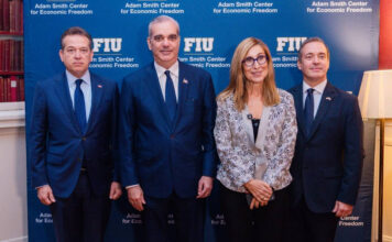 Presidente Luis Abinader presentó el país ante empresarios internacionales como destino competitivo para nuevas inversiones Al presentar el país al empresariado estadounidense Abinader dijo que el país socio estratégico es Estados Unidos, indicando que sobre ello “no hay ninguna duda”, para señalar que también es el único país de Latinoamérica sin deuda pública con China le permite a República Dominicana mantener “una independencia especial”.