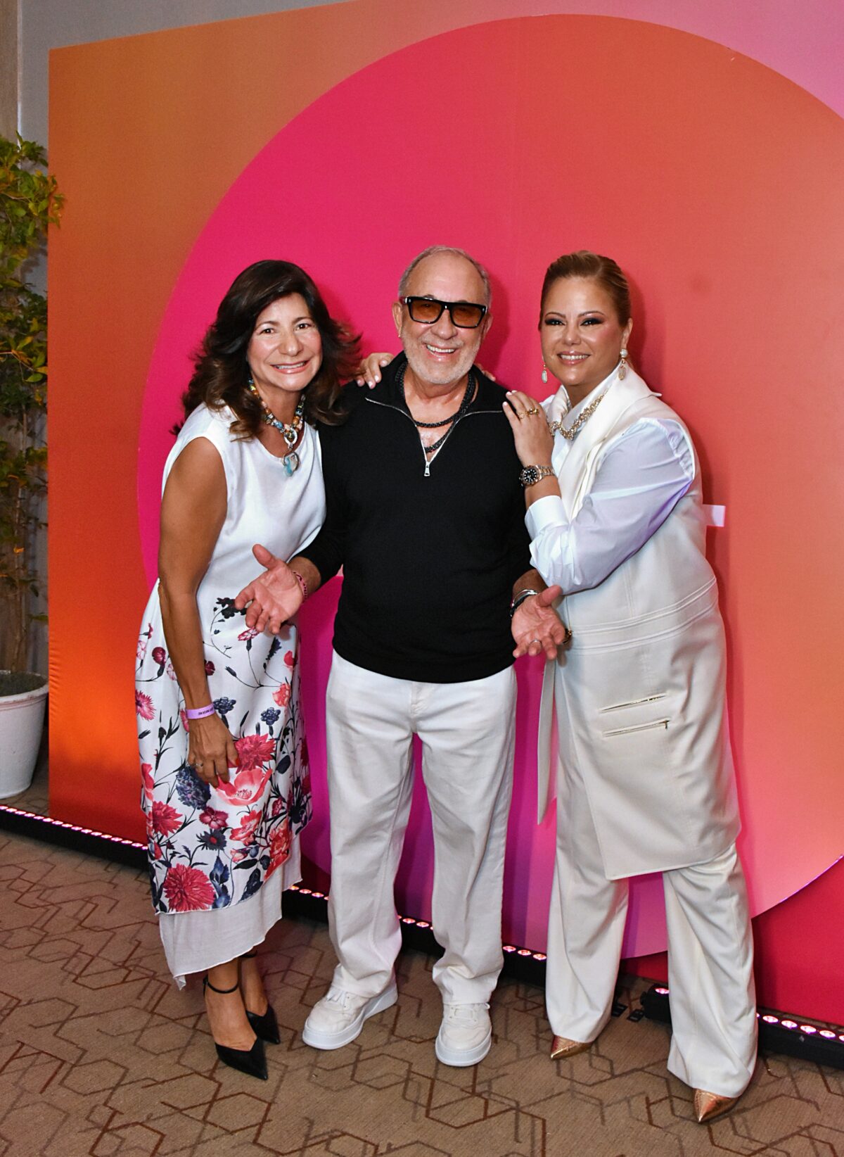 Luisa Feliz, Emilio Estefan y Evelyn Betancourt