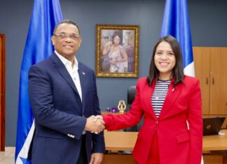 República Dominicana y Honduras fortalecen cooperación en sector aeroportuario Merido Torres, director del Departamento Aeroportuario de República Dominicana, junto a Belkis Escobar, directora de la Agencia Hondureña de Aeronáutica Civil (AHAC).