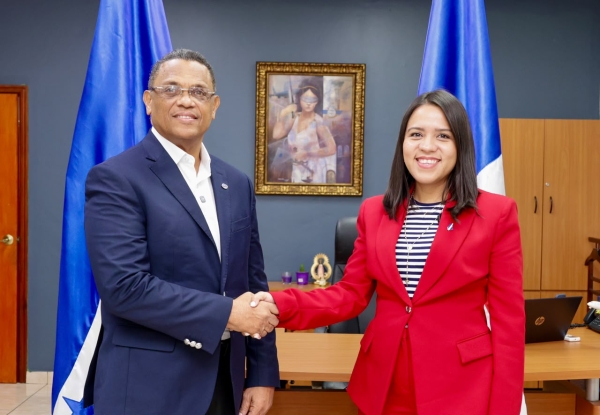Merido Torres, director del Departamento Aeroportuario de República Dominicana, junto a Belkis Escobar, directora de la Agencia Hondureña de Aeronáutica Civil (AHAC).