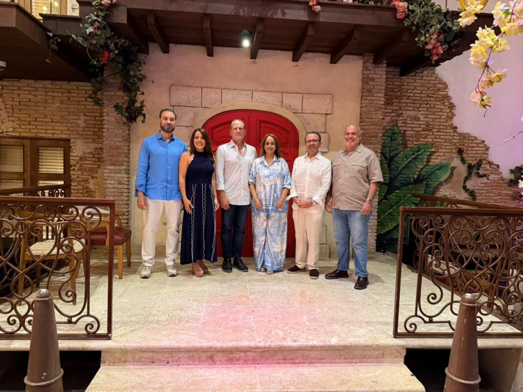 Del 1 al 6 de septiembre, restaurantes y hoteles del destino ofrecerán menús especiales como parte de una iniciativa que este año conecta cinco destinos del país. En la imagen Omar Cepeda, Lisette Olivares, Giancarlos Bonarelli, Filipo Ciccone y Ariel Tavarez en la apertura de Restaurant Week. Foto Asonahores.