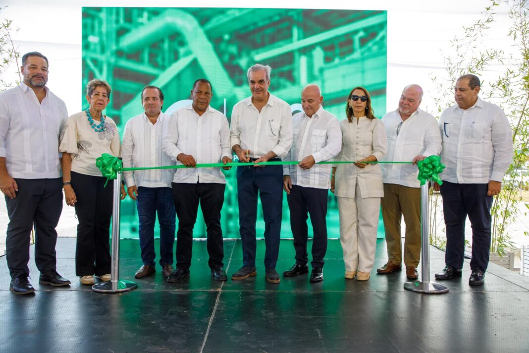 Presidente Luis Abinader encabezoo el corte de cinta que dejo inaugurada la obra.