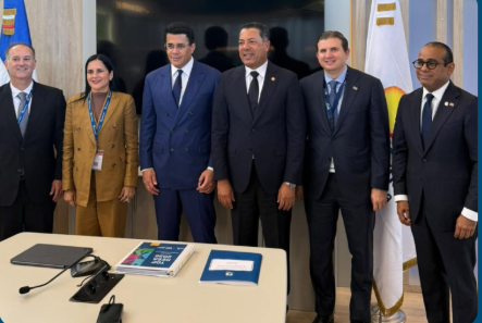 David Collado en la IFTM Top Resa París 2026 junto a la delegación, encabezada por el vicepresidente ejecutivo senior de Negocios, Ysidro Garcia Peguero, y la vicepresidenta de Negocios Turísticos, Deyanira Pappaterra.