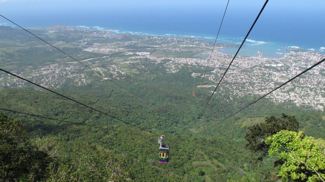 Es el primer teleférico del Caribe y conecta la ciudad con la cima de la Loma Isabel de Torres, a 2,565 pies sobre el nivel del mar, donde se encuentra la estatua del Cristo Redentor instalada en 1970 y un jardín botánico convertido en Monumento Natural. Durante casi cinco décadas se convirtió en uno de los símbolos más reconocidos de la llamada «Novia del Atlántico».