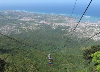 El Teleférico de Puerto Plata inicia el 3 de octubre su remodelación, tras más de dos años cerrado Es el primer teleférico del Caribe y conecta la ciudad con la cima de la Loma Isabel de Torres, a 2,565 pies sobre el nivel del mar, donde se encuentra la estatua del Cristo Redentor instalada en 1970 y un jardín botánico convertido en Monumento Natural. Durante casi cinco décadas se convirtió en uno de los símbolos más reconocidos de la llamada «Novia del Atlántico».