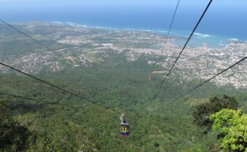 El Teleférico de Puerto Plata inicia el 3 de octubre su remodelación, tras más de dos años cerrado Es el primer teleférico del Caribe y conecta la ciudad con la cima de la Loma Isabel de Torres, a 2,565 pies sobre el nivel del mar, donde se encuentra la estatua del Cristo Redentor instalada en 1970 y un jardín botánico convertido en Monumento Natural. Durante casi cinco décadas se convirtió en uno de los símbolos más reconocidos de la llamada «Novia del Atlántico».