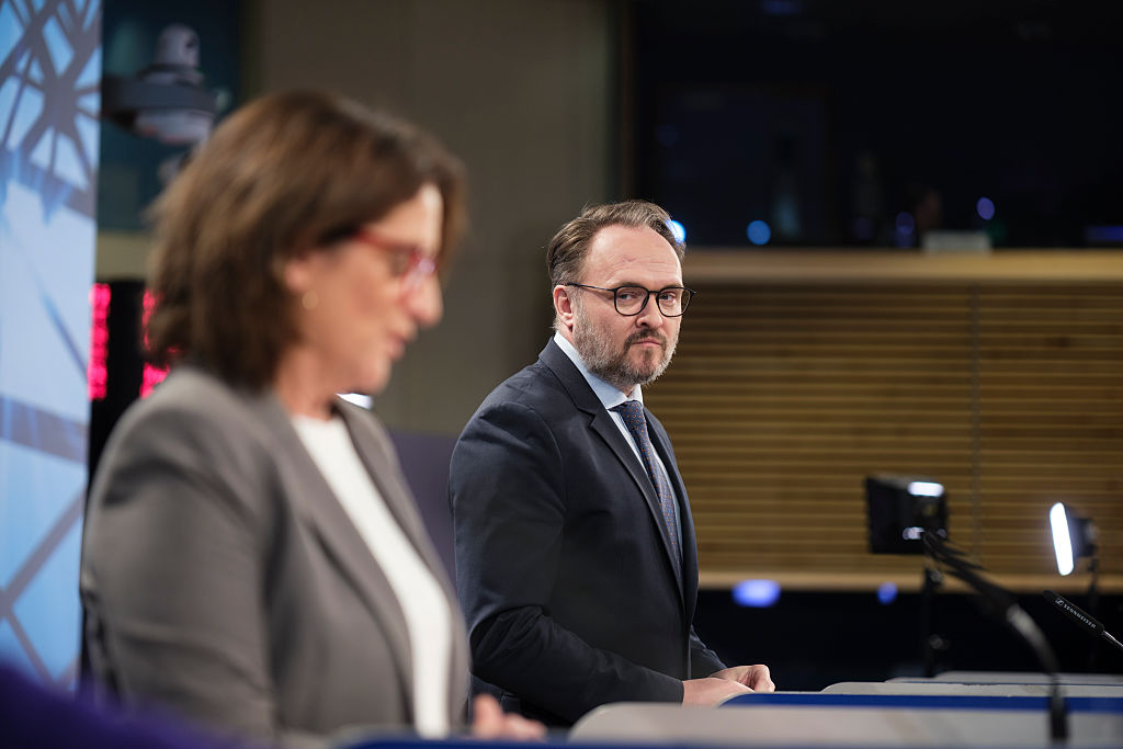 Teresa Ribera, comisaria de Competitividad de la UE junto a Dan Jørgensen, comisario de Energía y Vivienda, al presentar la Ley de Vivienda Asequible durante la presentación de la propuesta. Foto: Thierry Monasse de Getty Images compartida por Euractiv.
