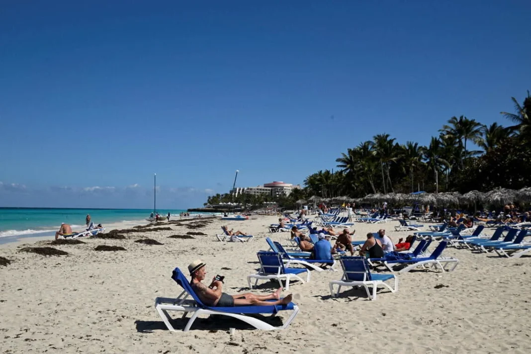 Turistas en una playa cubana. Foto Yahoo Noticias