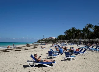 Tras el desplome del turismo por la salida de las cadenas hoteleras internacionales, Cuba abre sus puertas a agencias privadas y al ecoturismo Turistas en una playa cubana. Foto Yahoo Noticias
