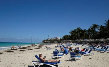 Tras el desplome del turismo por la salida de las cadenas hoteleras internacionales, Cuba abre sus puertas a agencias privadas y al ecoturismo Turistas en una playa cubana. Foto Yahoo Noticias