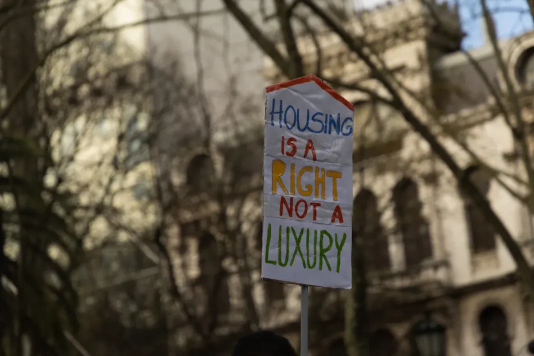 Un cartel de la protesta contra el costo de la vivienda en Lisboa en marzo de 2026. Foto tomada de Wikimedia commons compartida por Skift.