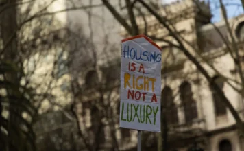 Bruselas abre la puerta a limitar el alquiler turístico en las zonas europeas bajo presión habitacional Un cartel de la protesta contra el costo de la vivienda en Lisboa en marzo de 2026. Foto tomada de Wikimedia commons compartida por Skift.