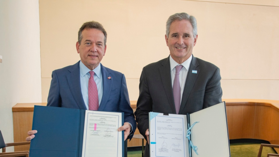 Víctor Bisinó, ministro de Relaciones Exteriores de República Dominicana, junto a Pablo Quirno, ministro de Relaciones Exteriores, Comercio Internacional y Culto de la República Argentina, tras el acuerdo.