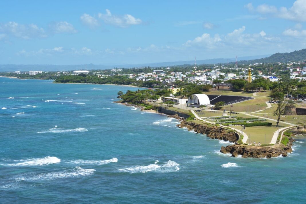 Vista aérea panorámica de la costa de Puerto Plata en la República Dominicana bajo un cielo azul. Foto de William Finn en Pexels