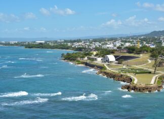 Puerto Plata vuelve a abrir sus puertas al mundo: septiembre se estrena con la apertura de Aventúrate RD 2026 Vista aérea panorámica de la costa de Puerto Plata en la República Dominicana bajo un cielo azul. Foto de William Finn en Pexels