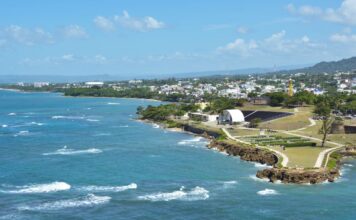 Puerto Plata vuelve a abrir sus puertas al mundo: septiembre se estrena con la apertura de Aventúrate RD 2026 Vista aérea panorámica de la costa de Puerto Plata en la República Dominicana bajo un cielo azul. Foto de William Finn en Pexels