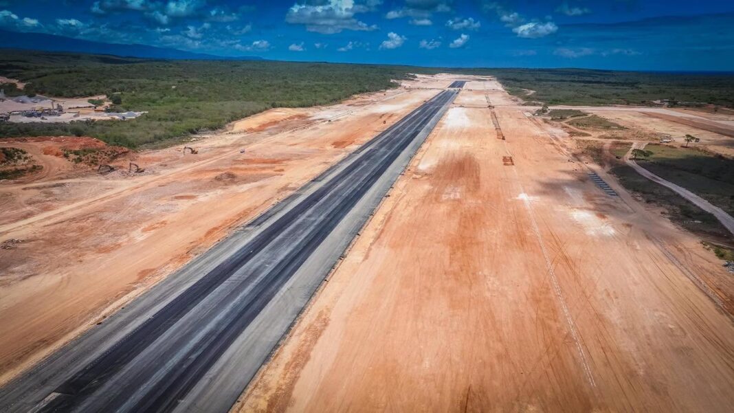 Vista de la pista para la terminal del aeropuerto internacional de Cabo Rojo que entraría en operaciones el próximo año.