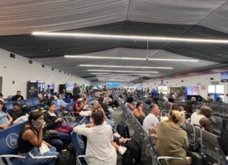 Maiquetía reactiva el 50 % de su capacidad con 19 aerolíneas a una semana de operaciones Vista de las actividades dentro del Aeropuerto Internacional de Maiquetía en Venezuela ya operando a la mitad de su capacidad.