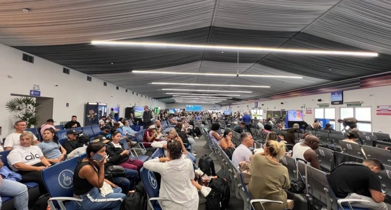Vista de las actividades dentro del Aeropuerto Internacional de Maiquetía en Venezuela ya operando a la mitad de su capacidad.