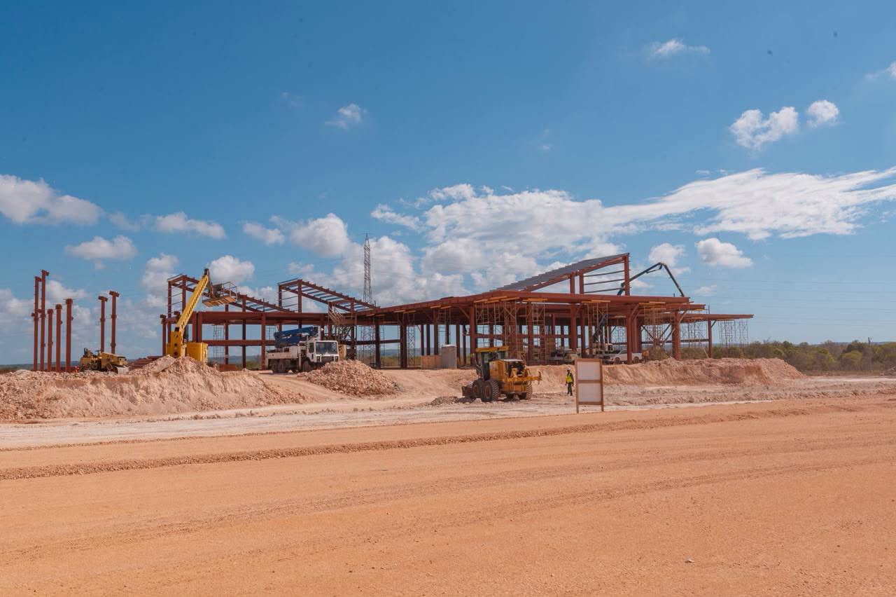 Aunque el ministro de la Presidencia asegura que la terminal entrará en operaciones en febrero próximo, los trabajos de las infraestructuras del aeropuerto sugieren que falta mucho por construir.