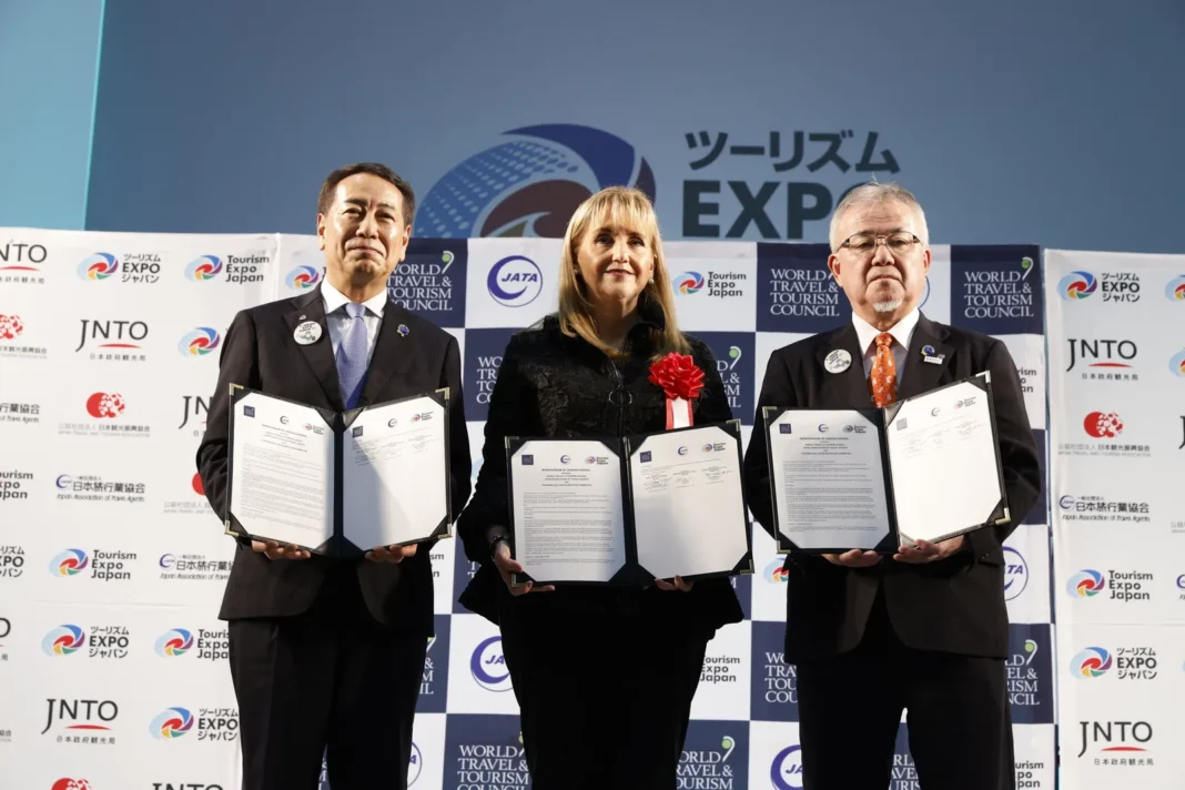 Gloria Guevara, presidenta y directora ejecutiva del WTTC, junto a Yuji Hara, presidente de JATA, y Eijiro Yamakita, presidente del Comité Ejecutivo de Tourism EXPO Japan tras la firma del acuerdo.