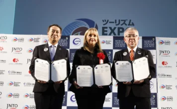 WTTC, JATA y Tourism Expo Japan firman un acuerdo para impulsar el turismo japonés en el escenario mundial Gloria Guevara, presidenta y directora ejecutiva del WTTC, junto a Yuji Hara, presidente de JATA, y Eijiro Yamakita, presidente del Comité Ejecutivo de Tourism EXPO Japan tras la firma del acuerdo.