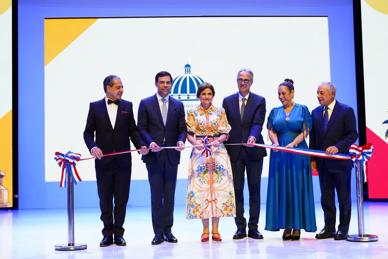 La vicepresidenta de la República y el ministro de Cultura cortan la cinta para abrir la Feria Internacional del Libro Santo Domingo 2026