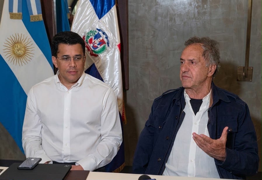 David Collado junto al secretario de Turismo, Ambiente y Deportes de Argentina, Daniel Scioli durante la firma del acuerdo en la FIT 2026.