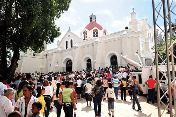 Cada 24 de septiembre miles de creyentes suben hasta el Santo Cerro a adorar a la Virgen en grado de Mercedes.