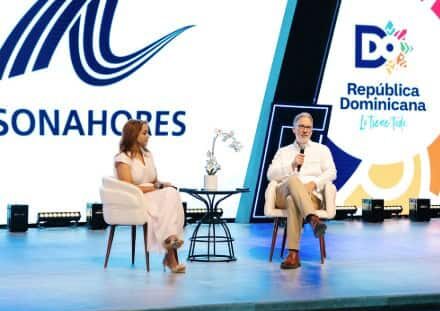 Aguie Lendor, vicepresidenta ejecutiva del gremio hotelero, y Mario E. Pujols, vicepresidente ejecutivo de la AIRD un conversatorio previo a la firma del pacto.