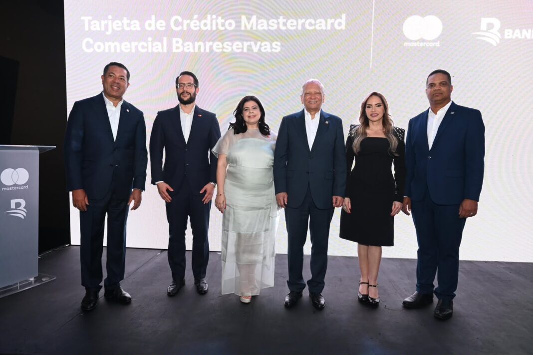 La Mastercard Comercial Banreservas integra financiamiento y beneficios para la gestión empresarial, entre ellos reembolsos en compras, protección de compras, LinkedIn Business Premium y una suscripción en My Cyber Risk.