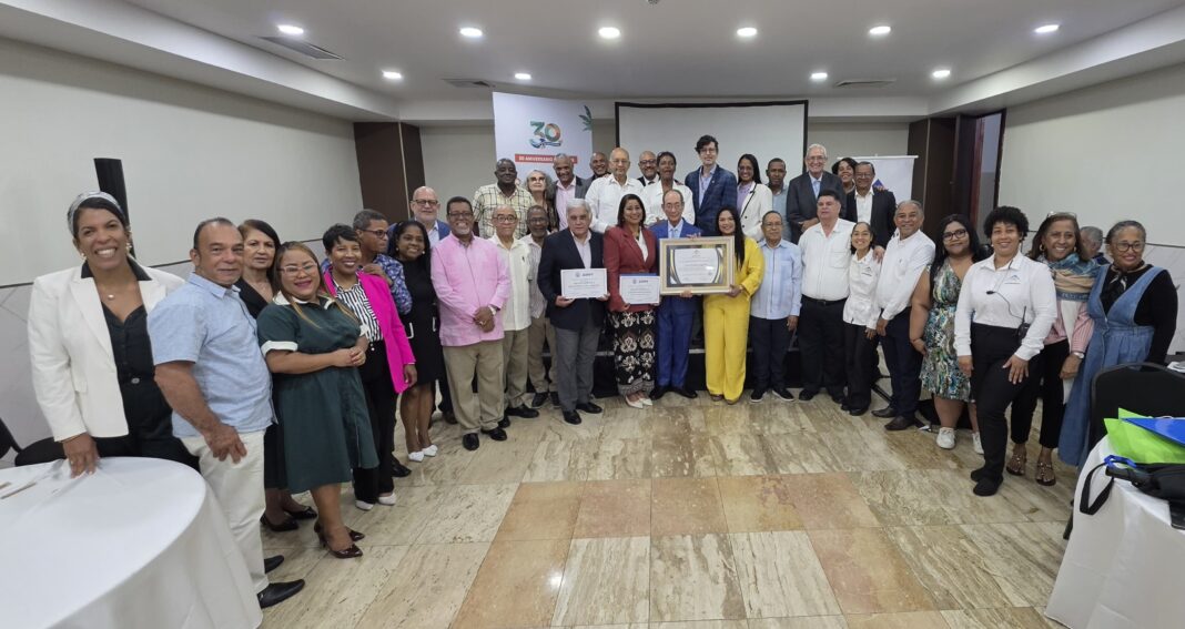 Sarah Hernández, presidenta de Adompretur entrega el reconocimiento a Luis Felipe Aquino en compañía de los periodistas internacionales, directivos y miembros de Adompretur.