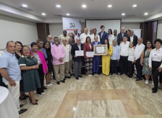 Los diez compromisos de la Declaración de Santo Domingo de Adompretur tras el Primer Foro Internacional de Periodismo Turístico en la BTC Sarah Hernández, presidenta de Adompretur entrega el reconocimiento a Luis Felipe Aquino en compañía de los periodistas internacionales, directivos y miembros de Adompretur.