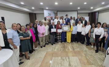 Los diez compromisos de la Declaración de Santo Domingo de Adompretur tras el Primer Foro Internacional de Periodismo Turístico en la BTC Sarah Hernández, presidenta de Adompretur entrega el reconocimiento a Luis Felipe Aquino en compañía de los periodistas internacionales, directivos y miembros de Adompretur.