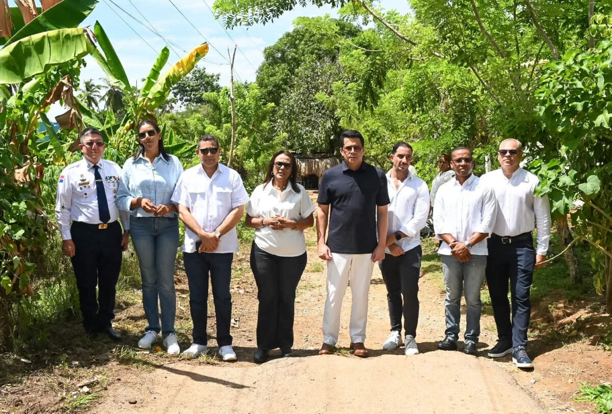 David Collado junto a líderes de Arroyo Barril en una de las calles a construir. Aquí dijo que para que el turismo sea sostenible, "la riqueza no se puede quedar dentro de las paredes de los hoteles", ni dentro de la terminal. 