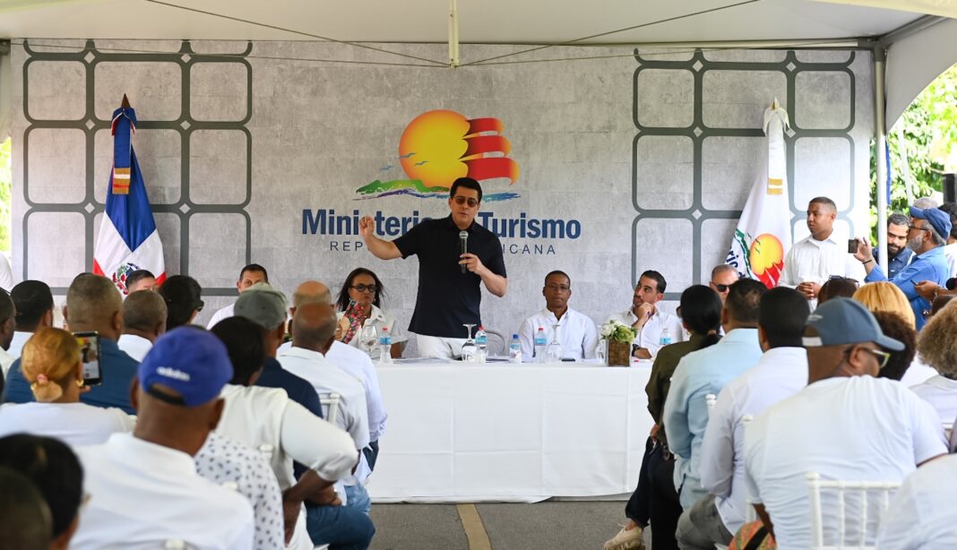 David Collado encabezó el acto destacando que las obras llevan el beneficio del turismo a los barrios de quienes trabajan en hoteles y en la futura terminal